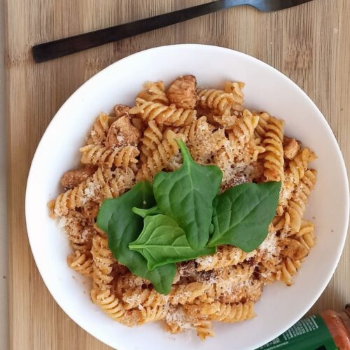 Makaron z kurczakiem, czerwonym pesto i parmezanem