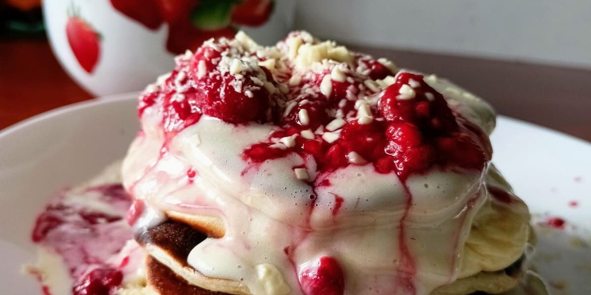 Proteinowe pancakes z malinami i białą czekoladą