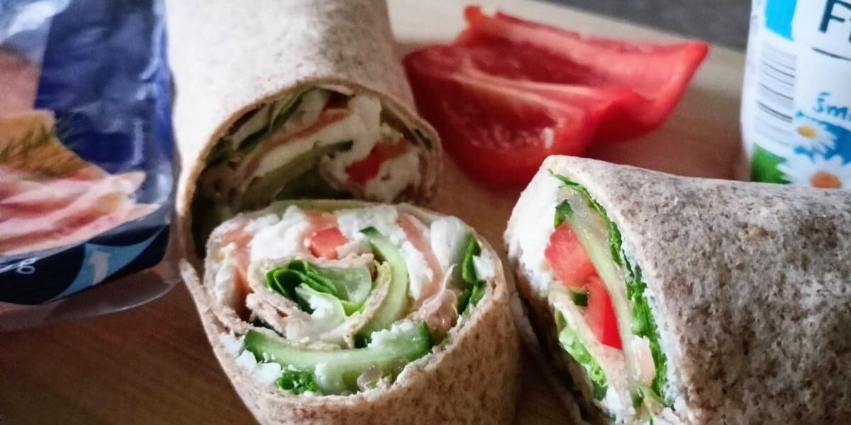 Tortilla z warzywami na blacie w kuchni