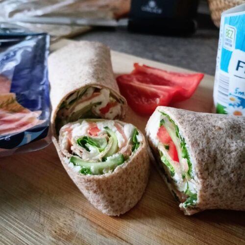 Tortilla z łososiem i warzywami